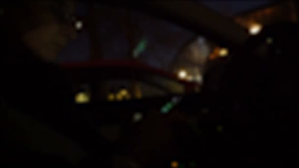 法国妇女坐在以现代办公大楼为背景的汽车里 一边在手机智能手机上打字一边用语音留言 这让人难以理解 — 图库视频影像