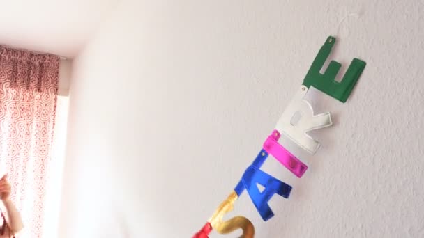 Mujer preparando decoración de fiesta de cumpleaños — Vídeos de Stock