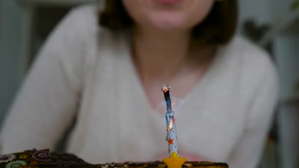 Vrouw waait birthday kaars — Stockvideo