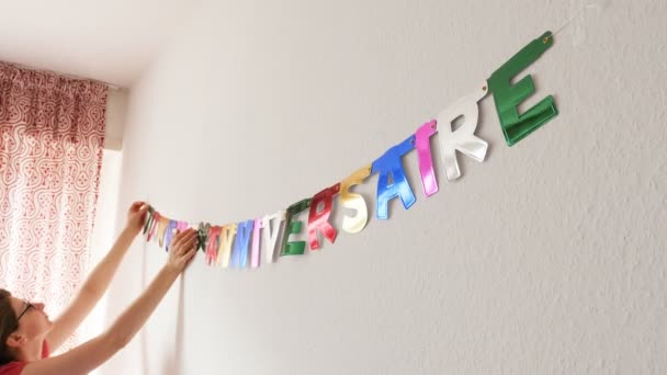 Mulher preparando decoração de festa de aniversário — Vídeo de Stock