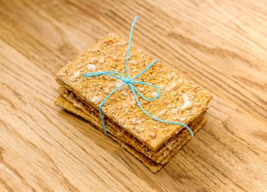 Lezzetli crispbread ile meşe masada mavi organik threa ile bağlı