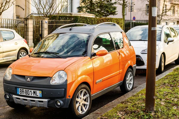 Micro coche Aixam en las calles de Francia — Foto de Stock