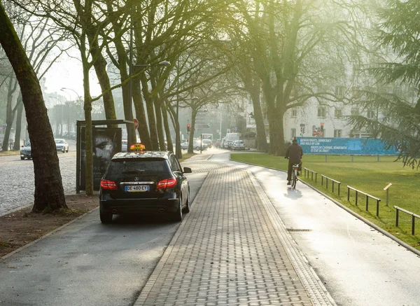 Mercedes-Benz taxi y ciclista en carril especial —  Fotos de Stock
