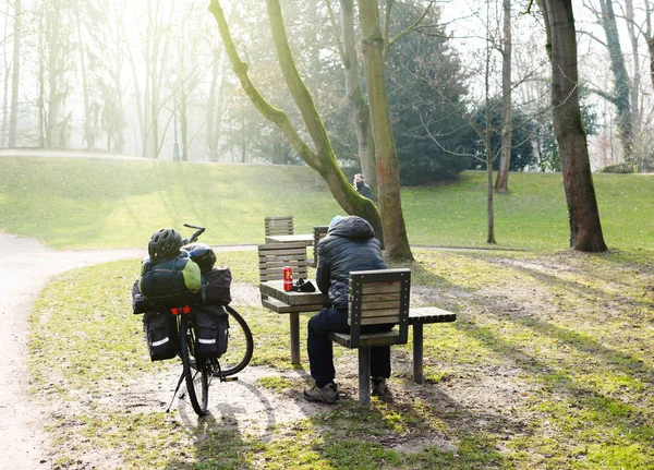 Одинокий мужчина пьет пиво в парке — стоковое фото