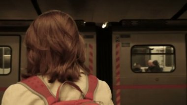 Arkadan görünüş kadın giyiyor sırt çantası bekleyen trenin tren istasyonu