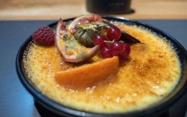 Creme brulee Restoran masada meyve ile 