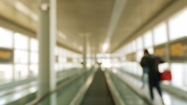 Modern havaalanı terminalinde yürüyen yolcu pov bakış açısı - sıcak ton - çıkış tüneli hedefine doğru yürüyen yavaş çekim