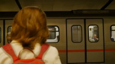 Arkadan görünüş kadın giyiyor sırt çantası bekleyen trenin tren istasyonu