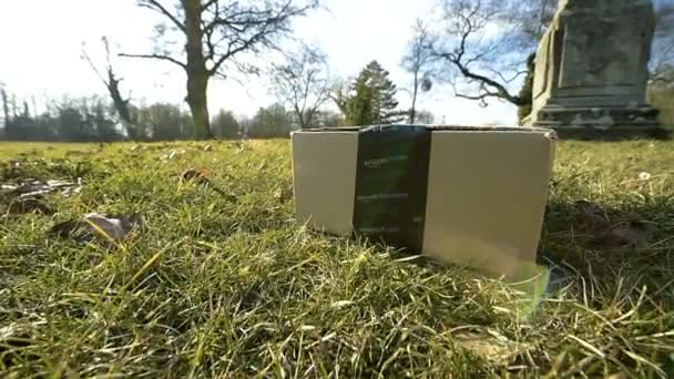 Картонная коробка, доставленная дроном — стоковое видео