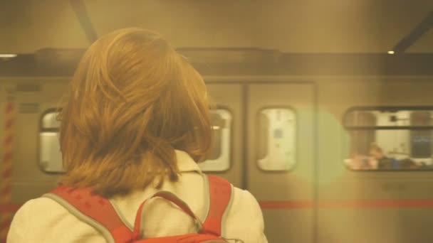 Rückansicht Einer Frau Mit Rucksack Die Auf Dem Bahnhof Wartet — Stockvideo