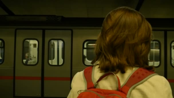 Πίσω Όψη Του Γυναίκα Φορώντας Backpack Αναμονής Τρένο Στον Σιδηροδρομικό — Αρχείο Βίντεο