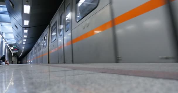 Aten Grekland Circa 2016 Låg Vinkel Utsikt Över Atens Tunnelbana — Stockvideo