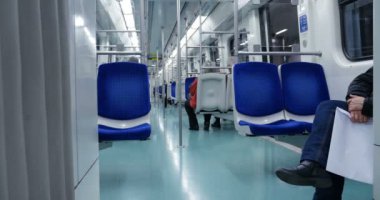 Atina 'daki banliyö sakinleri - Atina metrosunda tren istasyonundan kalkan yaşlılar - Atina, Yunanistan' da yeraltı metro ulaşımı