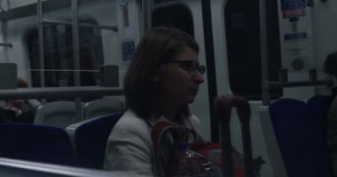 Yunan Metro Atina treninin içindeki banliyö kadınının tren istasyonu ve diğer istasyonların yakınındaki hızlı treninin yansıması - tren camına yansıyor