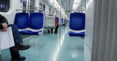 Atina metrosunda tren istasyonundan kalkan son sınıf öğrencileri - Atina, Yunanistan 'da yeraltı metro ulaşımı