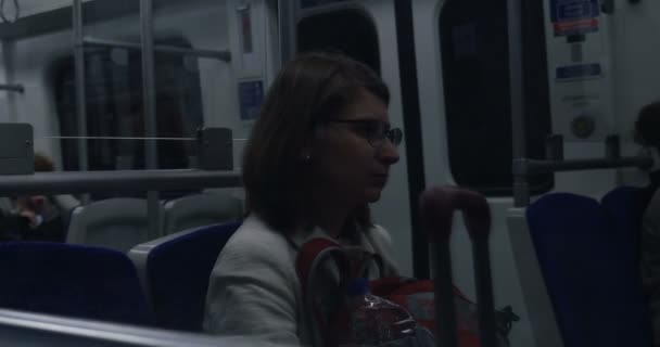 ギリシャの地下鉄アテネ内の通勤女性の反射駅や他の駅の近くに高速旅行列車 電車の窓の反射 — ストック動画