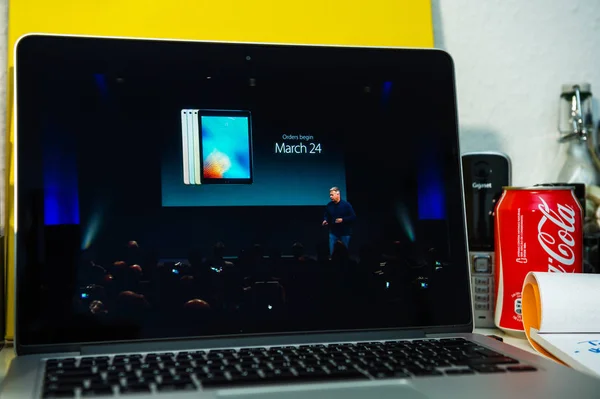 Apple iphone Se a 9,7" ipad Pro prezentaci — Stock fotografie