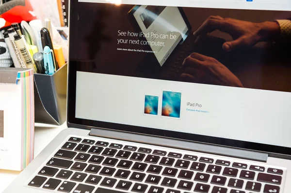 Apples 'Let us Loop je In' iphone Se en op een 9.7" ipad Pro gebeurtenis v — Stockfoto