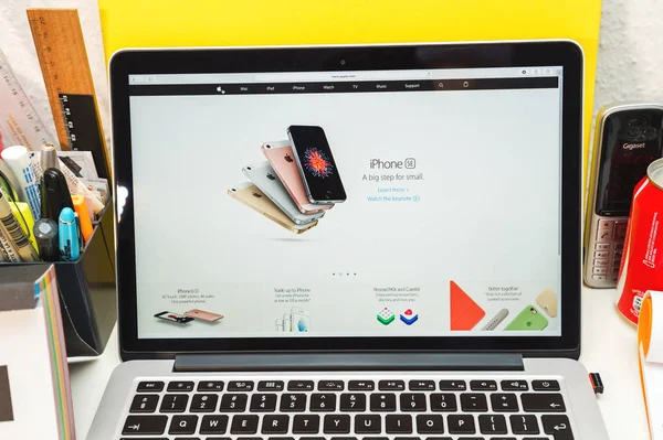 Apples 'Let us Loop je In' iphone Se en op een 9.7" ipad Pro gebeurtenis v — Stockfoto