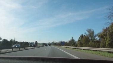 Macaristan - 2016 yaklaşık: Otoyol sürüş mal teslim yolda kamyon ile