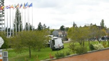 İnsanların Avrupa Parlamento binası önünde