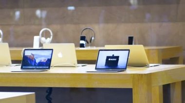 Paris, Fransa - 2016 yaklaşık: Satır cihazların en son Apple Apple Store içinde arka planda dizüstü bilgisayarlar ile