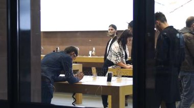 İnsanlar Apple Store 