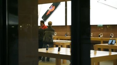 İnsanlar Apple Store 