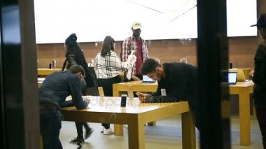 İnsanlar Apple Store 