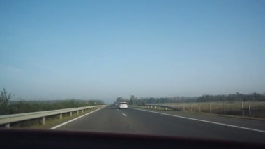 Güneşli bir günde otoyolda araba sürmek