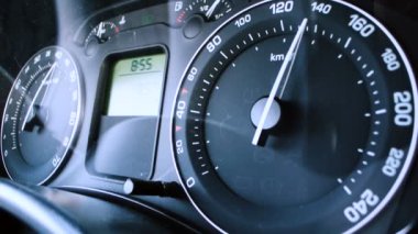 Otobanda 140 km hızla giden araba - gösterge paneline aşırı yakın çekim