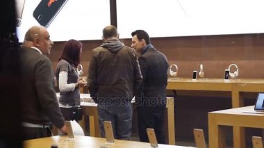 İnsanlar Apple Store 