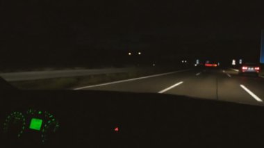 Geceleri otobana binen kişi 