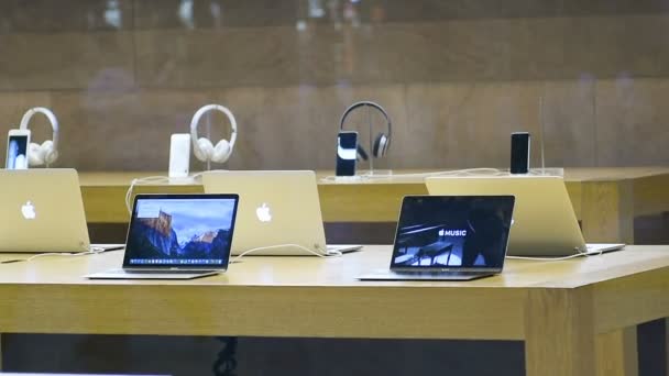 2016 一排最新的苹果设备在苹果店内与笔记本电脑在后台 — 图库视频影像