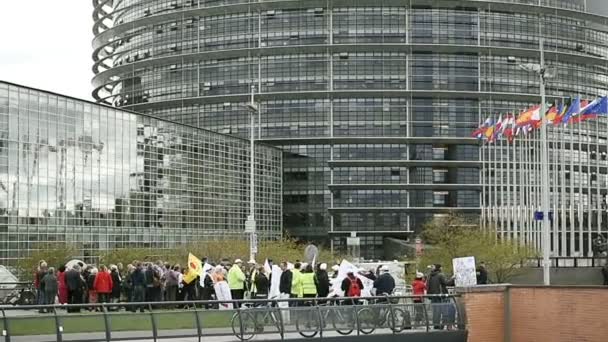 Mensen protesteren tegenover het EuropeesParlement — Stockvideo