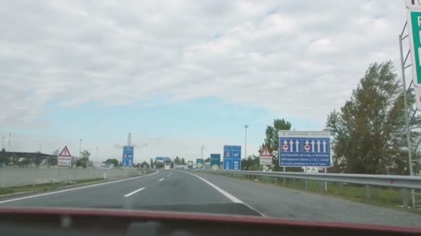 Passerar gränsen mellan Ungern och Österrike — Stockvideo