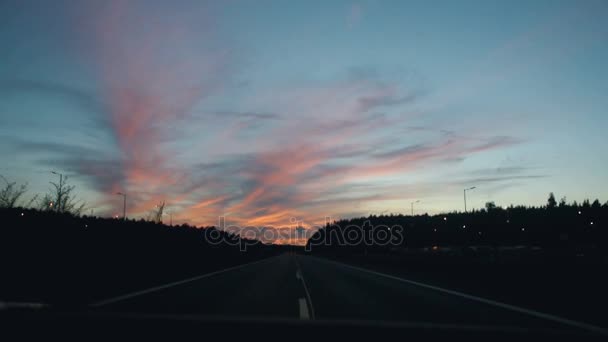 Conduite automobile au crépuscule 