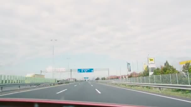Passerar gränsen mellan Ungern och Österrike — Stockvideo