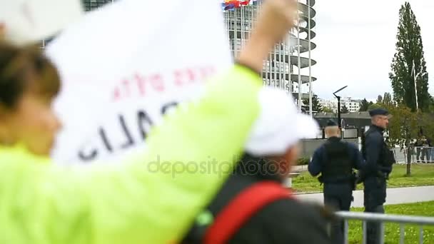 Avrupa Parlamentosu önünde protesto insanlar — Stok video