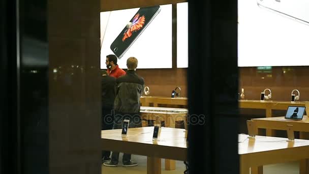 Pessoas na Apple Store — Vídeo de Stock