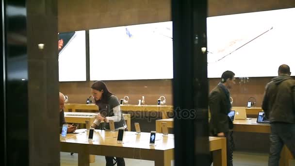Mensen in Apple Store — Stockvideo