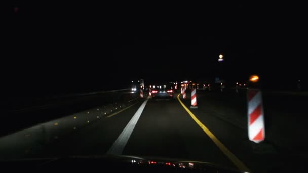 Alman Autobahn Inın Tamir Bölümünün Gece Yarısı Sürücüsü Bakış Açısı — Stok video