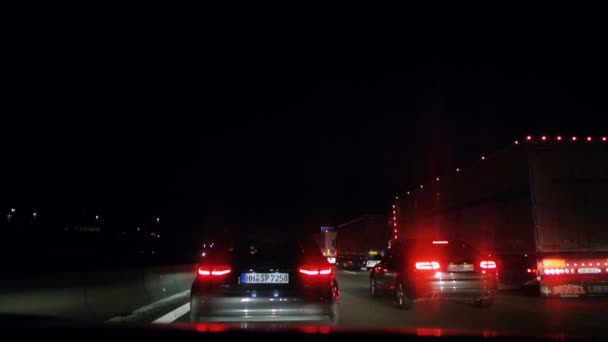 ドイツ Circa 2016 車の運転者の視点交通渋滞でドイツのアウトバーンの一部を修復する上で夜の運転 — ストック動画
