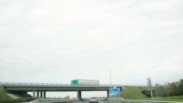 Autoroute avec camions conduisant sur le pont — Video