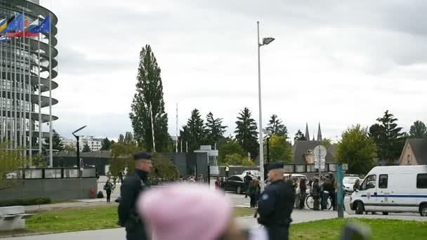 Avrupa Parlamentosu önünde protesto insanlar — Stok video