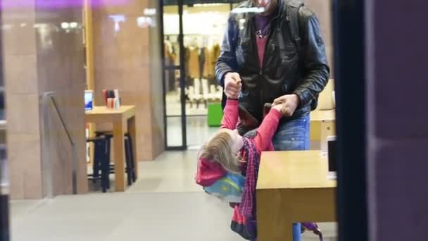 Счастливые Отец Дочь Магазине Iphone — стоковое видео