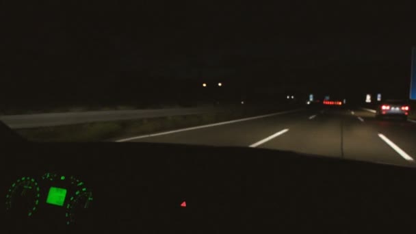 Pessoa Montando Carro Rodovia Noite — Vídeo de Stock