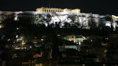 Atina 'nın Akropolü' ne gece boyunca egilin - Atina sehrinin yukarısındaki son derece kayalık bir çıkıntıda bulunan ve çok sayıda antik binanın kalıntılarını barındıran antik kale.