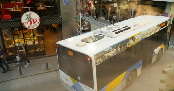 Weergave van de Ermou straat en Aiolou straat in het centrum van Athene — Stockvideo