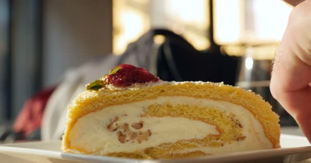 Туристка Яка Споживає Традиційний Грецький Кремовий Торт Полуницею Грецькому Кафе — стокове відео
